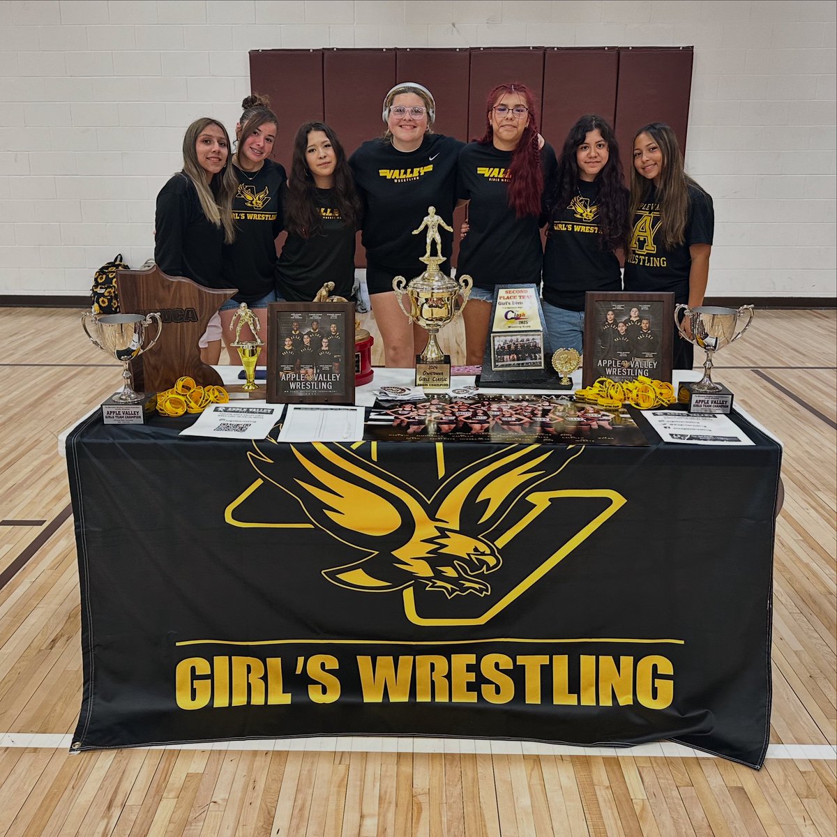 🦅WELCOME CLASS OF 2029!🦅 Apple Valley Girls wrestlers welcome incoming freshmen today at AVHS!! #LiveForGold