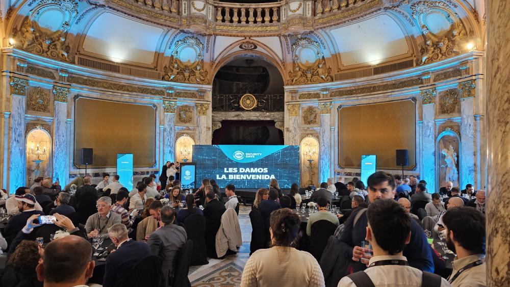 ESETLA's tweet image. 📍 ¡Buenos días desde el #ESETSecurityDay Argentina!
Hoy exploramos el impacto de la evolución tecnológica en el trabajo, con foco en IA, ML y ciberseguridad.
🧠💻
#ESETLatam #Ciberseguridad