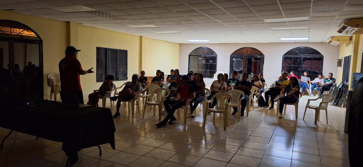 GoalGirlAcademy's tweet photo. El omboarding del dia viernes estuvo lleno de aprendizaje, interacción, transacciones y premios. Con la comunidad de @GoalGirlAcademy 

Gracias a @fernandoavax por esta gran clase y al equipo de @Team1LatAm por los premios🔺.

Trabajando cada dia para hacer crecer las comunidades #web3 en #latam 

🧵👇