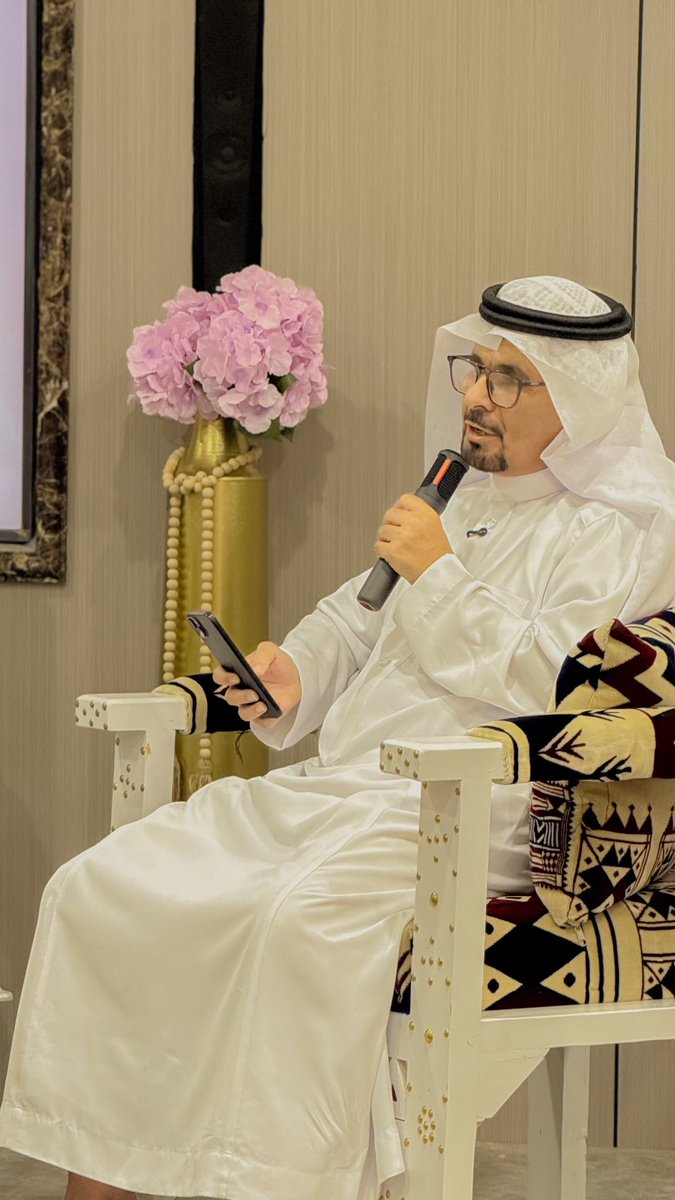 m_maladwani's tweet photo. #الطائف_مبدعة
#الشريك_الأدبي
تشرّفت بتلبية الدعوة الكريمة من الشريك الأدبي ☕️☕️ @DolceCafe4 لحضور الأمسية الفاخرة:
“#قطاف_الورد_والقصيدة”
وذلك في موقع يعبق بعطر الورد، من مصنع راشد القرشي لإنتاج دهن وماء الورد – #الهدا @al_qurashei
#ضيوف_الأمسية:
•#صانع_الطيب الأستاذ راشد القرشي، الذي أمتع الحضور بحديثه العذب عن وردة الطائف، معشوقته التي تغزّل بها بوصف العارف، محدّثًا عن مراحل زراعتها وقطافها واستخلاص دهنها الفاخر ومائها العطر، مؤكدًا أنها ليست مجرد وردة، بل #هوية الطائف ورمزها العابق بالأصالة،
•#الشاعر_المتألق خالد بن سعيد @kaka000088، الذي أمتعنا بنصوص شعرية عن الورد، ولمحات من الغزل الأنيق، متحدّثًا عن بداياته الشعرية، وجهوده في إدارة عدة منصات أدبية تُعنى بالشعر والإبداع،

أدار الحوار باقتدار وأناقة:
#الشاعر_والقاص والإعلامي المبدع @mansori9، الذي جمع القلوب حول محبته، وأثرى اللقاء بحسه الثقافي واحترافيته العالية، وقد شرفني مشكورًا بإهداء نسخة من (#غياب)، مجموعته القصصية,
حضور الأمسية:
شرفت الأمسية رئيسة @Taif_History، سعادة الدكتورة #لطيفة_العدواني، إلى جانب نخبة من #الشعراء_والأدباء #والأكاديميين_والإعلاميين، وك��نت عدسة📷🤳 #صقر_الغربية @saqr_vip10 حاضرة لتوثيق لحظات الجمال بالصوت والصورة، 🔈 🖼️
 أمسية كانت بحق #الورد_والقصيدة بكل ما تحمله من معنى🌸📜
شكرًا لمقهى حبات القهوة،☕️ولمصنع راشد القرشي، ولكل من ساهم في إنجاح هذا اللقاء الماتع.🌸🎤🌸