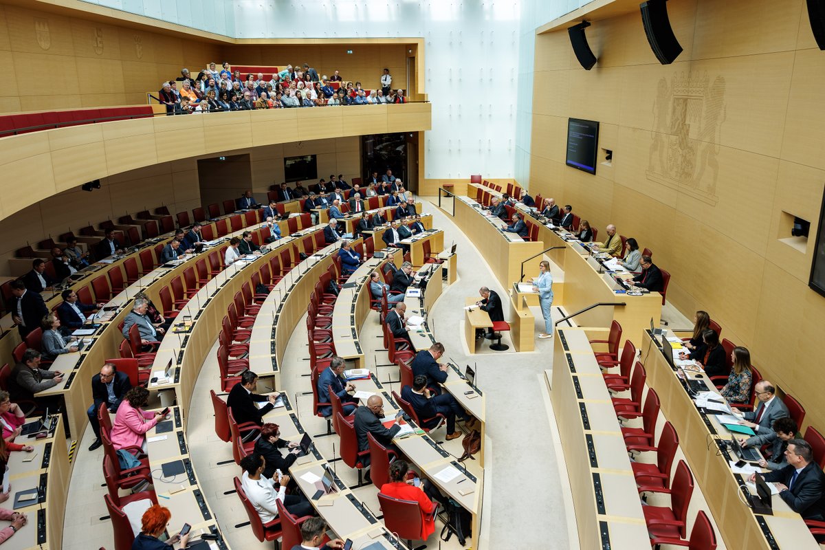 Bayerischer Landtag (@landtag_bayern) on Twitter photo 🔄 "Aufbruch für Bayern - Niedergang beenden: Migrations- und Wirtschaftswende jetzt!" – so das Thema der Aktuellen Stunde, das heute die <a href="/AfD_Bayern_LT/">AfD Bayern im Landtag</a> vorgeschlagen hat.
▶️ Eine Zusammenfassung gibt's ab sofort auf unserer Homepage: bayern.landtag.de/aktuelles/aus-… 🔄 "Aufbruch für Bayern - Niedergang beenden: Migrations- und Wirtschaftswende jetzt!" – so das Thema der Aktuellen Stunde, das heute die <a href="/AfD_Bayern_LT/">AfD Bayern im Landtag</a> vorgeschlagen hat.
▶️ Eine Zusammenfassung gibt's ab sofort auf unserer Homepage: bayern.landtag.de/aktuelles/aus-…