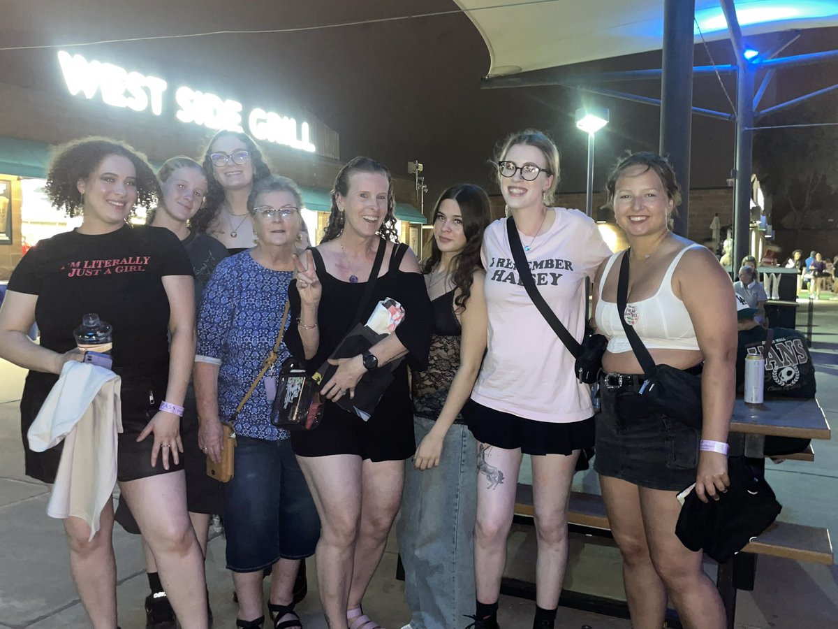 spookslilboom's tweet photo. show #10 for me , in my home state &amp; to be able to bring my entire army of woman that i love was the specialist thing in the world. my best friend, grandma &amp; little sisters got to see her for the first time &amp; memories were made!🪄#ibelieveinmagic #ForMyLastTrickTourPhoenix https://t.co/90Mq4rzObt
