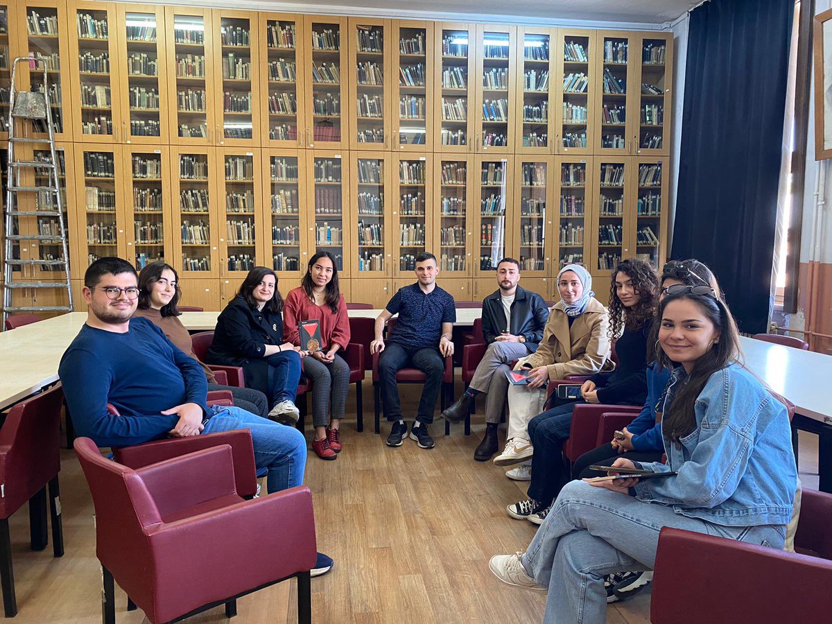 Bugün Füruzan'ın Gül Mevsimidir adlı uzun öyküsü üzerine konuştuk! Eşlik eden arkadaşlarımıza teşekkür ederiz. Gelecek hafta Sevgili Arsız Ölüm romanını ele alacağımız etkinliğe başvurmak için aşağıdaki linke girebilirsiniz.
docs.google.com/forms/d/1i3qJm…