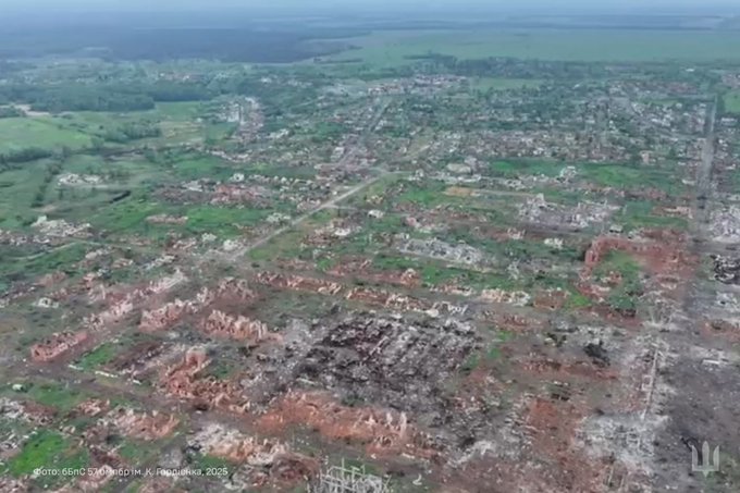 “Era una città fiorente. Ora è una ferita sulla mappa dell'#Ucraina”.
La #Russia ha ridotto #Vovchansk (Regione di #Kharkiv) in rovina - non è rimasto nemmeno un edificio intatto nella città.

I soldati delle Forze Armate dell'Ucraina fanno vedere la città.

“Queste foto sono più