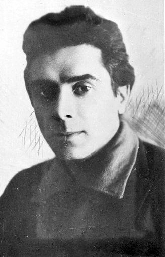 Il 13 maggio 1933, lo scrittore ucraino Mykola Khvylovy pose fine alla sua vita per protesta contro la repressione staliniana.

Quella primavera, dopo aver assistito agli orrori della carestia nella regione di Poltava e aver appreso dell'arresto del suo amico Mykhailo Yalovy,