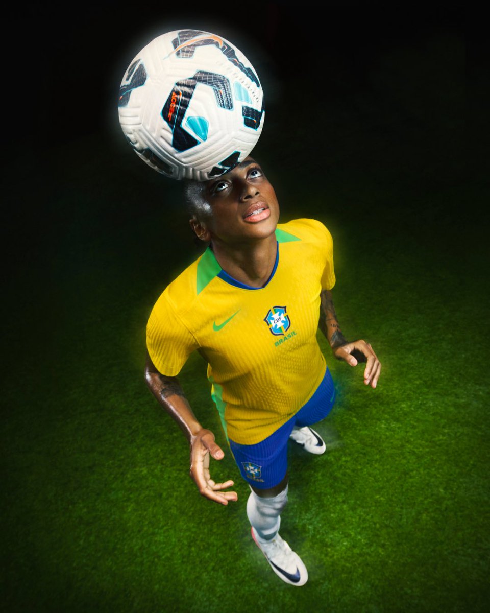 Elas jogam, elas brilham e agora vestem o novo manto!

A nova era do futebol feminino brasileiro chegou e chegou com estilo, atitude e identidade. 🇧🇷✨

Inspirado na força de quem carrega o Brasil no peito, essa é a nova camisa da Seleção Brasileira Feminina.