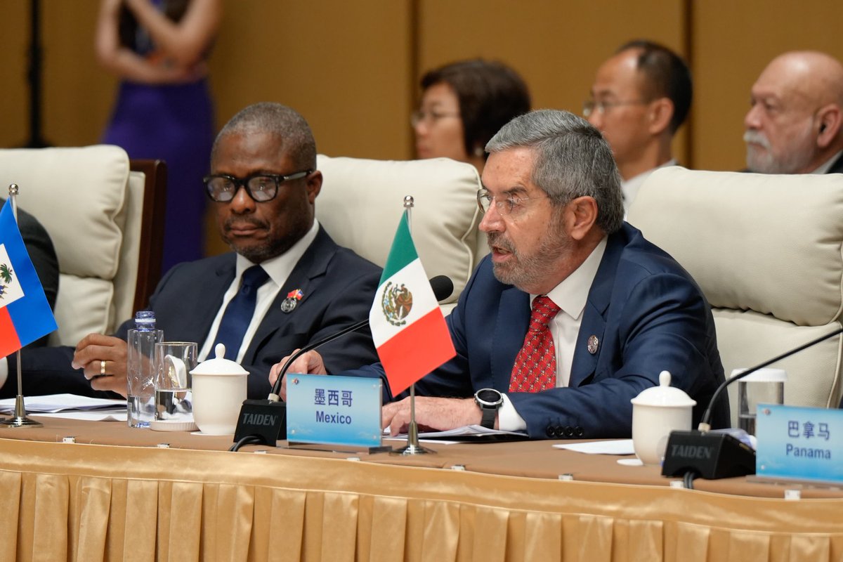 SRE_mx's tweet photo. 📸 En Beijing, el canciller Juan Ramón de la Fuente participó en la IV Reunión Ministerial del Foro China-CELAC en representación de México.

El titular de la @SRE_mx hizo un llamado a fortalecer el diálogo para dirimir las diferencias y reiteró el mensaje de coordinación y colaboración entre los países que ha señalado la presidenta @Claudiashein:

“Son estos, particularmente, tiempos para un diálogo político eficiente, pragmático e inclusivo. Tiempos para fortalecer el multilateralismo con acciones que, si hoy son decididas, mañana serán decisivas para avanzar hacia ese futuro que anhelamos.
 
Como lo señaló y lo ha reiterado la presidenta Claudia Sheinbaum: tiempos de unidad, sí; tiempos de colaboración, sí; tiempos de coordinación, sí; pero no de subordinación”, resaltó el canciller De la Fuente durante su intervención.

🇲🇽🤝🌎