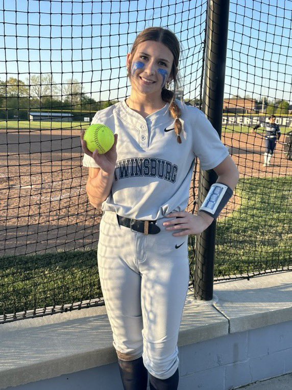 💣 Squad! 

Sophie hit for the cycle against Hudson Friday!