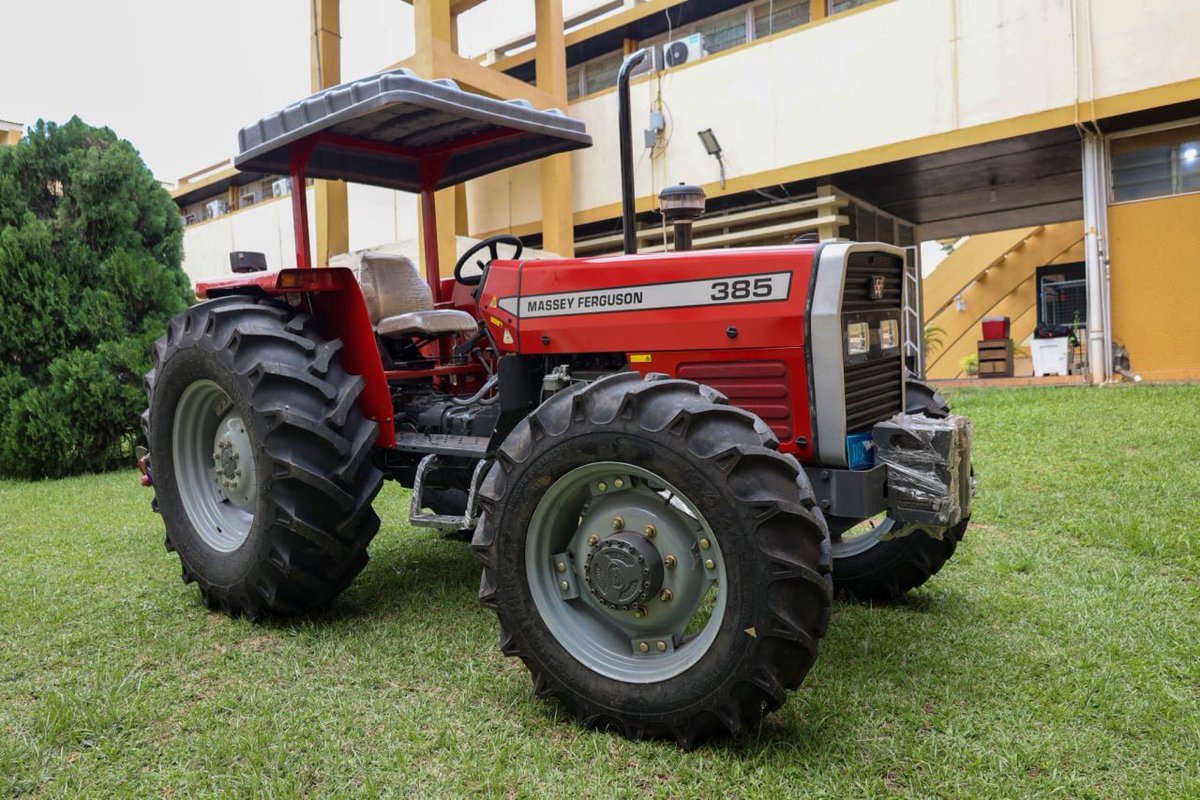 FasaKnust23's tweet photo. The Faculty of Agriculture has received a donation valued at GH₵295,000, along with a tractor and 25 sets of hand tools, from the Bridge Programme, an initiative of the World Food Programme (WFP). https://t.co/SBpW2BWgTk