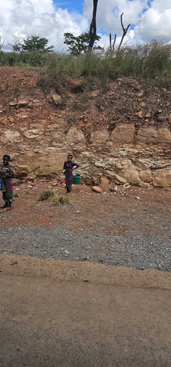 bado kuna wezetu wanateseka na uhaba wa maji unaona ako kashimo ndio wanapo chota maji karibu na ndoa kijiji cha chakulu uvinza