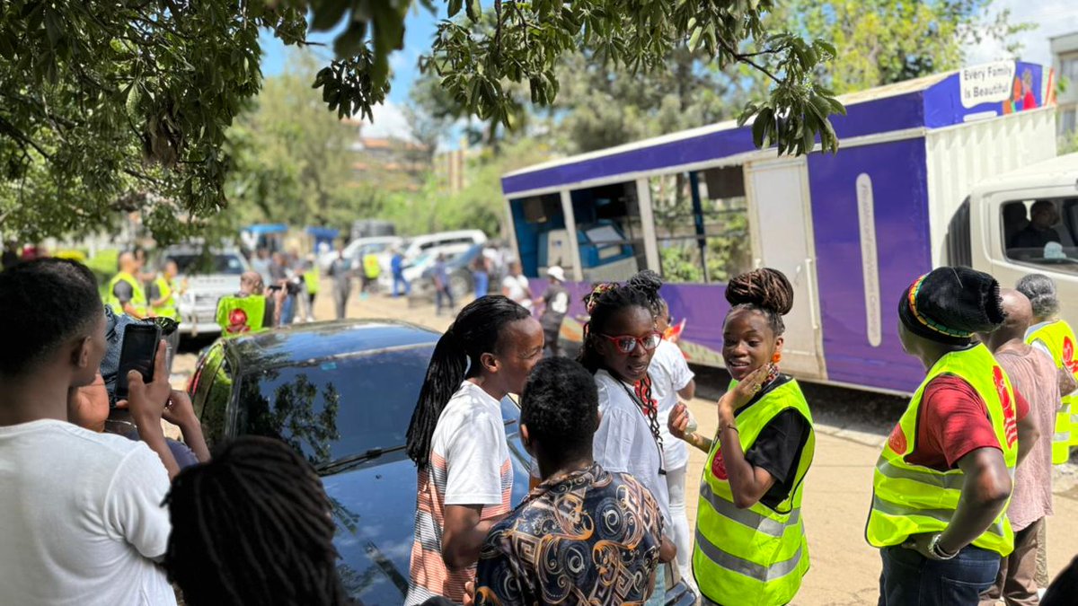 Familia zetu ndo ziko. Ziko different, zingine ziko na watoto, zingine hazina watoto, zingine ni za single parents, zingine ni shosho analea watoto, zingine ni uncle analea. Point ni, zote ni family, na Sisi ndio tuko. 
#RealAfricanValues 
#BanForeignHate