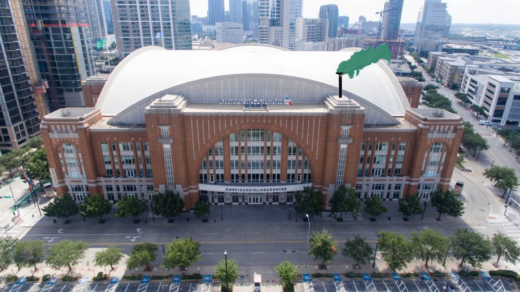 There is GREEN SMOKE at the American Airlines Center. MIRO HEISKANEN IS BACK BABY! #TexasHockey