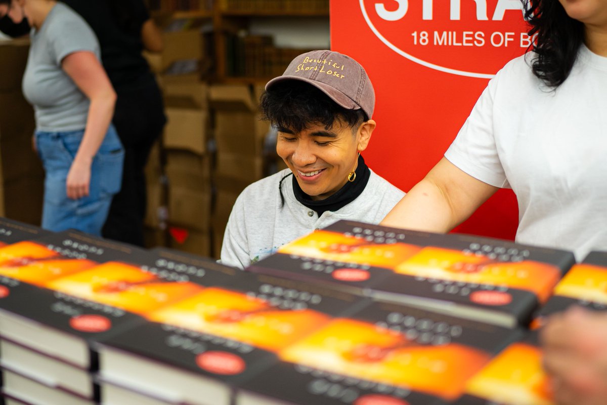 We had such an amazing time yesterday with Ocean Vuong as he signed nearly 1,400 copies of his new novel, THE EMPEROR OF GLADNESS (out today!).

From a “baby poet” to now, it is so exciting to see how far Ocean has come as a writer! 

Signed copies: buff.ly/e3Q2FKc