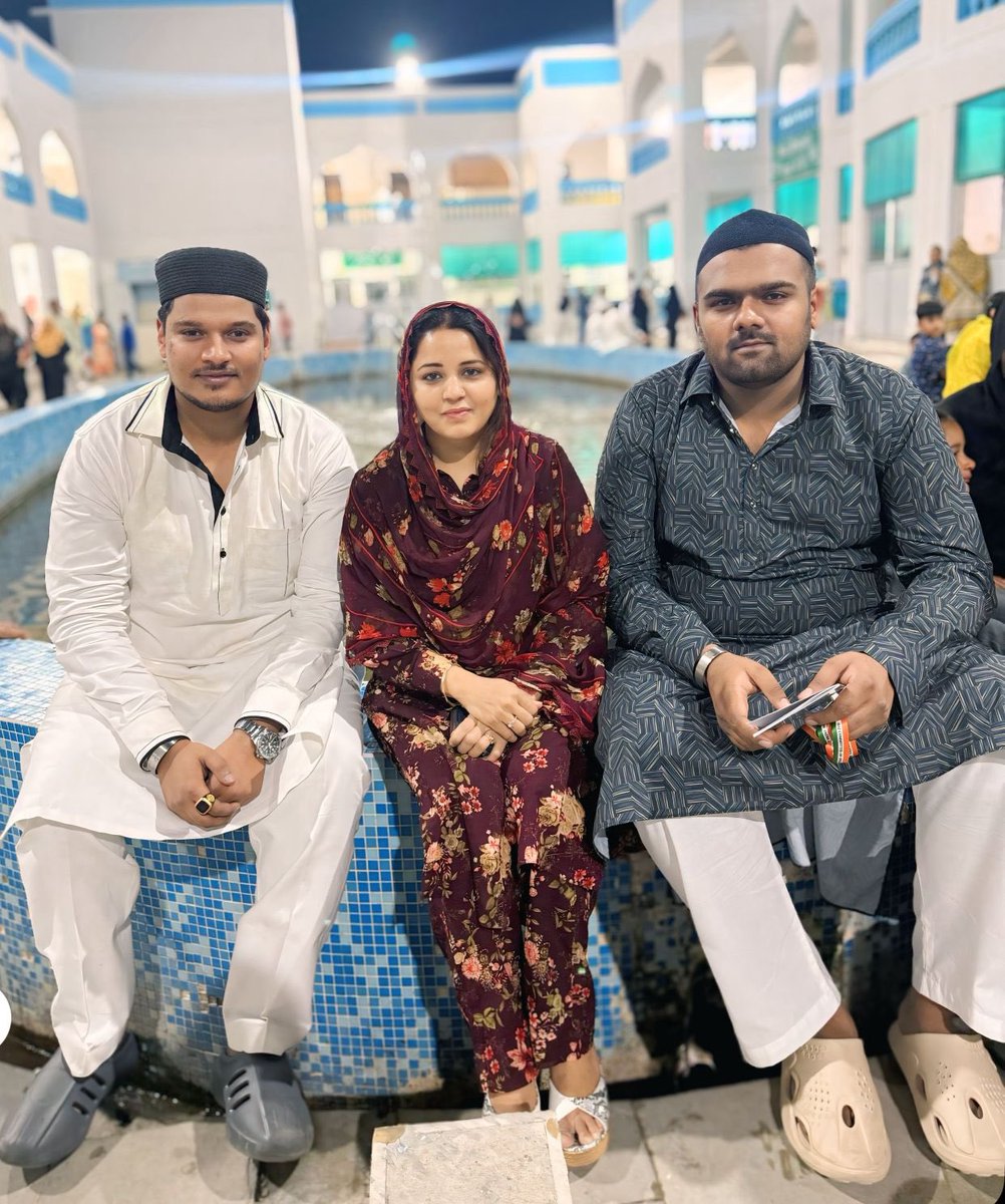 आज अपने छोटे देवर जनाब अरशद सोलंकी साहब और आसिफ सोलंकी साहब को हज पर जाने की मुबारकबाद पेश की ..!