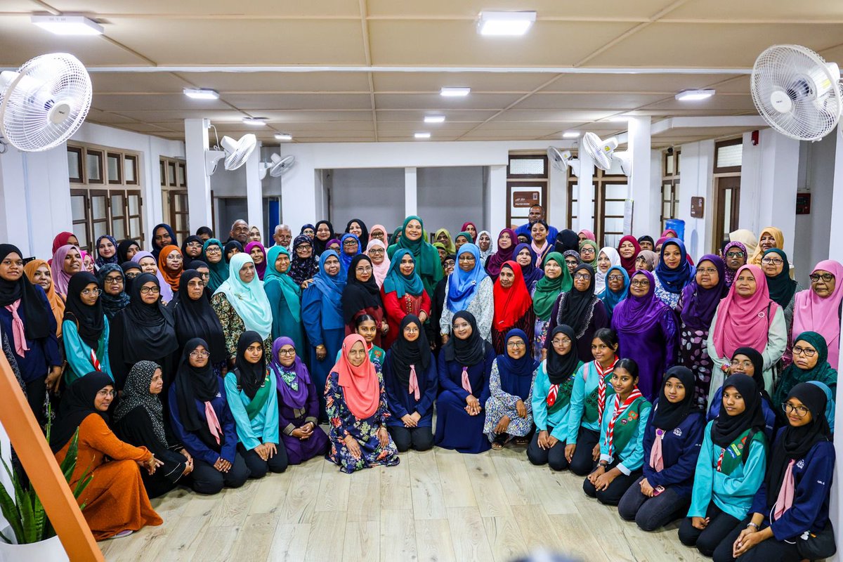 އިޖުތިމާޢީ އަދި ޢާއިލީ ތަރައްޤީއާ ބެހޭ ވުޒާރާއިން ކުރިއަށްގެންދާ 'ބެޑްރިޑަން ޕްރޮގްރާމް' ގެ ދަށުން އިސްރަށްވެހިންނާއި ގާލް ގައިޑް ކުދިންނާއެކު އިސްރަށްވެހިންގެ ތެރެއިން ދާނުގައި ތިބޭ މީހުންގެ ގާތަށް ޒިޔާރަތްކުރަން ފަށައިފި

އިސްރަށްވެހިންގެ ނާދީގެ މެންބަރުންގެ ތެރެއިން ދާނުގައި