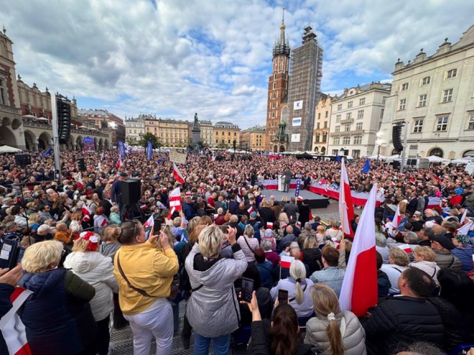 Rynek Główny zapełniony. Kraków, jesteście wspaniali! #Trzaskowski2025 #WygraCałaPolska
