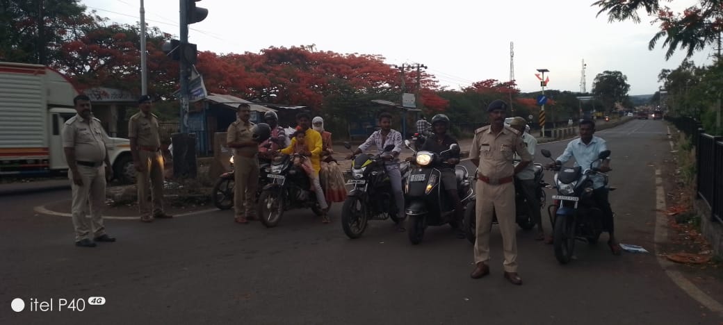 ಈ ದಿವಸ ಜಿಲ್ಲೆಯ ವಿವಿಧ ಪೊಲೀಸ್ ಠಾಣಾ ವತಿಯಿಂದ ಸಾರ್ವಜನಿಕರಿಗೆ ರಸ್ತೆ ಸುರಕ್ಷತೆ ಮತ್ತು ದ್ವಿಚಕ್ರ ವಾಹನ ಚಾಲಕರಿಗೆ ಕಡ್ಡಾಯ ಹೆಲ್ಮೆಟ್ ಧರಿಸುವ ಬಗ್ಗೆ ಅರಿವು ಮೂಡಿಸಲಾಯಿತು.