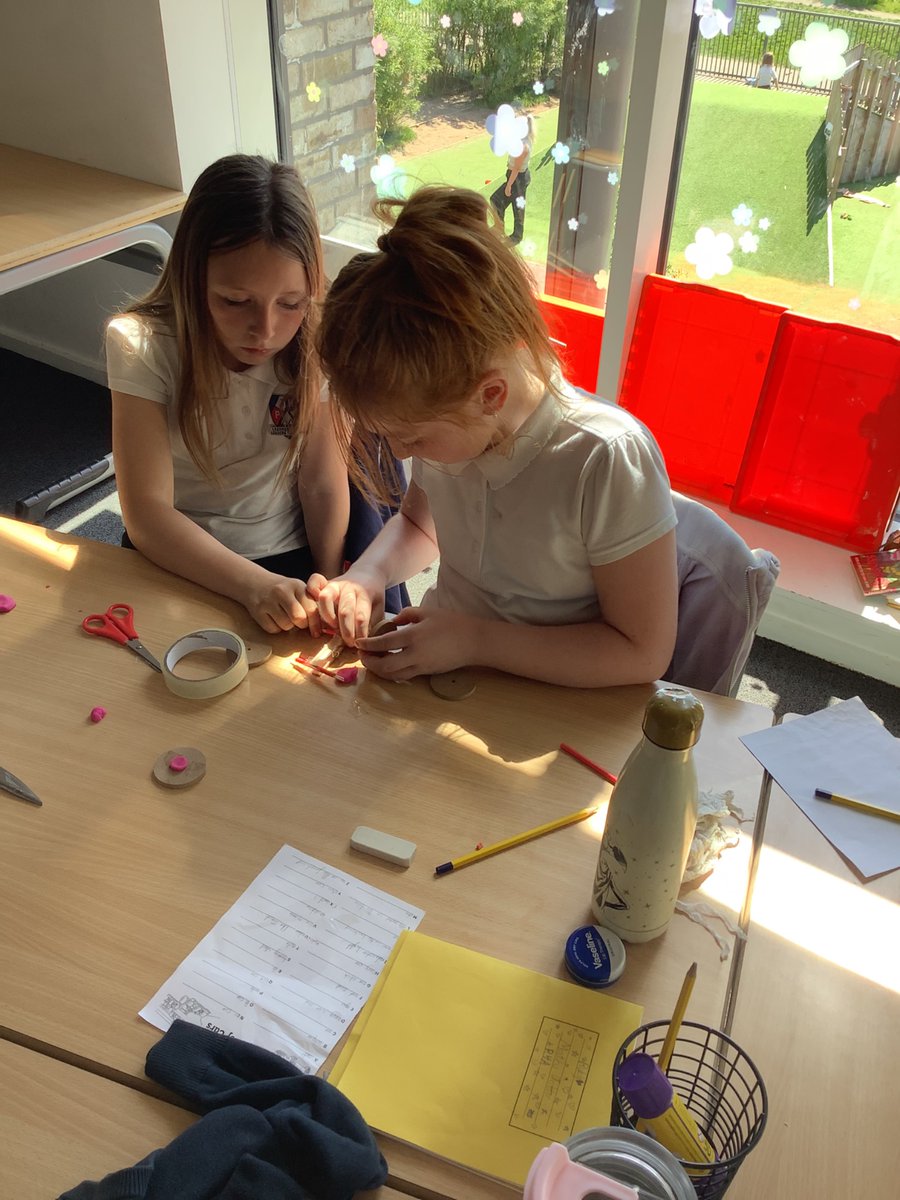 JHP_SnCN_SanCN's tweet image. P4a were building cars out of recyclable materials! They then went outside to race them in the playground! #DYW #WorldofWorkWeek