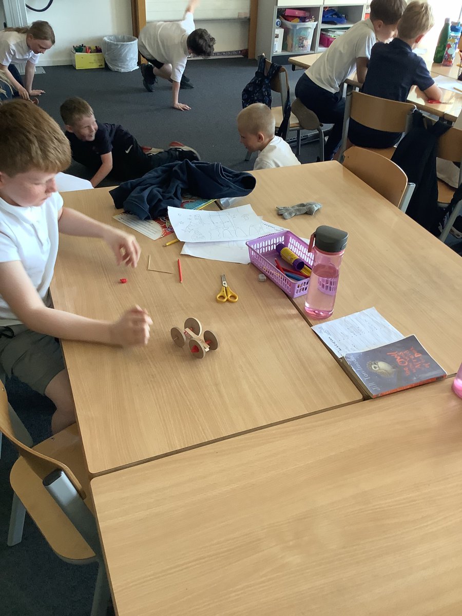 JHP_SnCN_SanCN's tweet image. P4a were building cars out of recyclable materials! They then went outside to race them in the playground! #DYW #WorldofWorkWeek