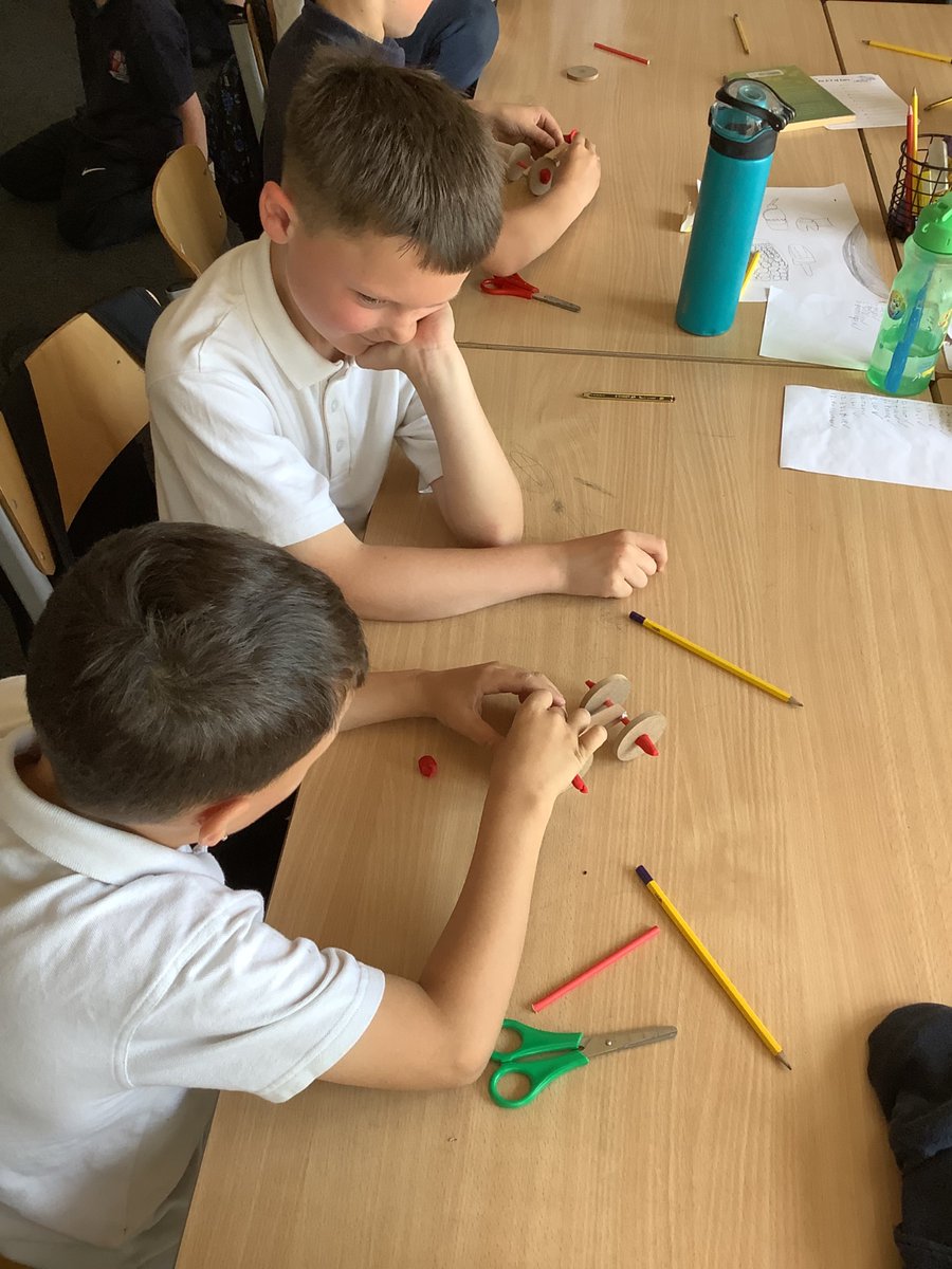 JHP_SnCN_SanCN's tweet image. P4a were building cars out of recyclable materials! They then went outside to race them in the playground! #DYW #WorldofWorkWeek