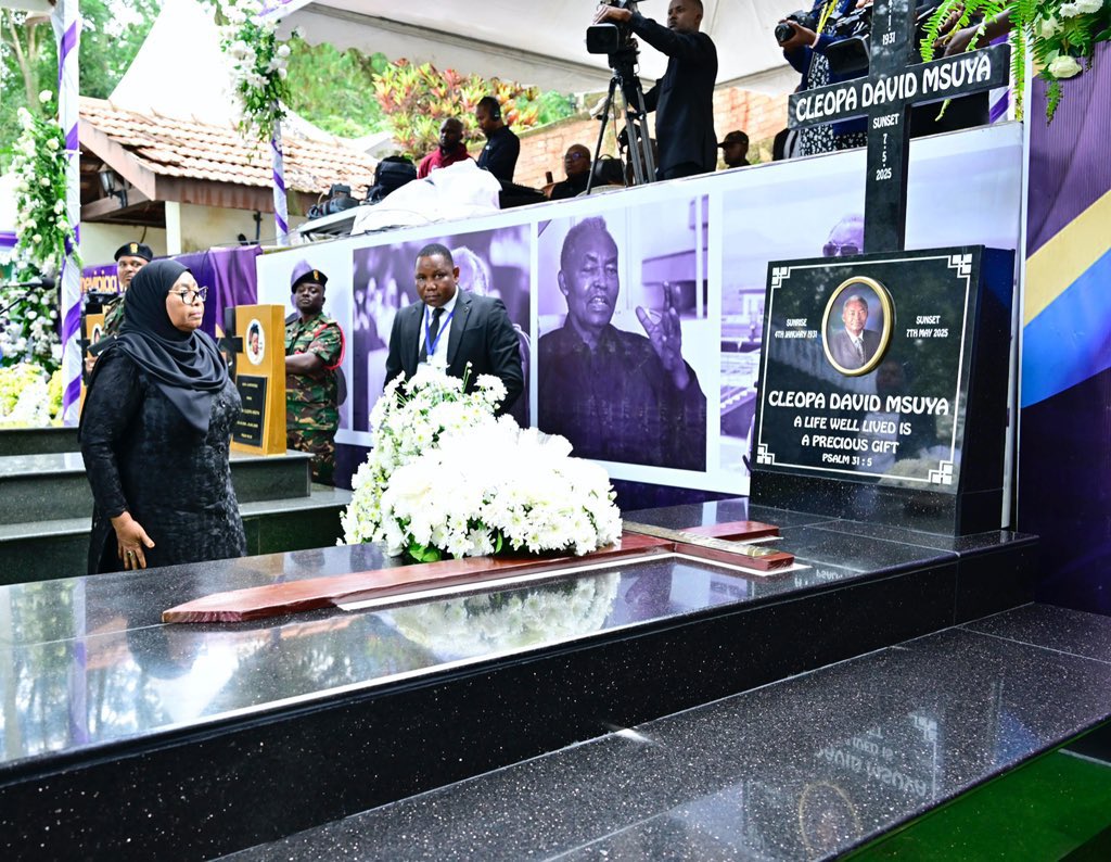 📍 Mwanga, Kilimanjaro 
Rais wa Jamhuri ya Muungano wa Tanzania, Mhe. Dkt. Samia Suluhu Hassan aongoza Watanzania kwenye maziko ya Makamu wa Kwanza wa Rais wa Jamhuri ya Muungano wa Tanzania na Waziri Mkuu Mstaafu Hayati Mzee Cleopa David Msuya yaliyofanyika nyumbani kwake