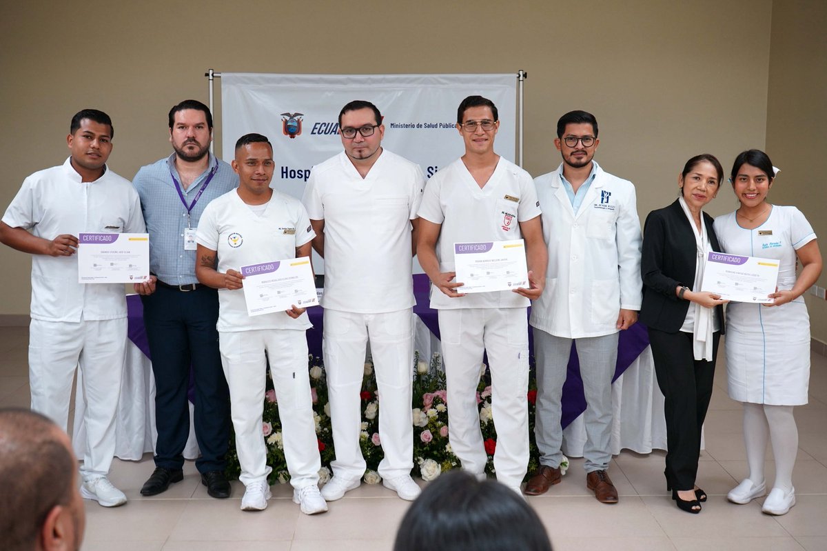 HGMonteSinai's tweet photo. #ElNuevoEcuador | Con reconocimientos y entrega de certificados, despedimos a 6️⃣5️⃣ estudiantes de Enfermería que culminaron su internado rotativo en @Salud_Ec.
Durante este periodo, demostraron compromiso y pasión por esta noble profesión al servicio de los ecuatorianos. https://t.co/0s8xJCt4aF