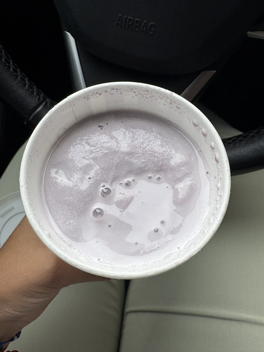 Kelly2116's tweet image. Confirmo que él el Grimace Shake, sabe a raspado de uva 🍇 y el color es lila! Esta bueno 🤤💜
