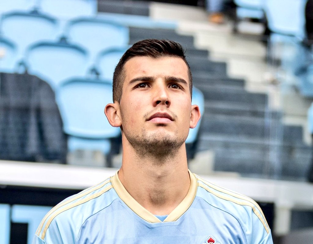 🩵Futbolistas del Celta en toda su historia en Primera con mejor porcentaje de victorias:
58,82%➡️David Silva
55,55%➡️Miguel Muñoz
51,85%➡️Carlos Domínguez 🩵
51,25%➡️Hermidita

Son los únicos que igualan o superan el 50% (mínimo 20 partidos).
Carlos➡️28 victorias en 54 partidos.