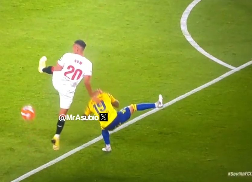 #Sevilla #LasPalmas

💪🏻 Sow-Sandro

📌 ES INFRACCIÓN, CREO QUE OCURRE DENTRO = PENAL.

👮🏻‍♂️:❌️
📺:✅️

 ▪️ Va la disputa del balón Sow con su brazo por delante impactando con poca fuerza en la cara de Sandro. No se pita nada en vivo. Me parece de campo, no para Var.