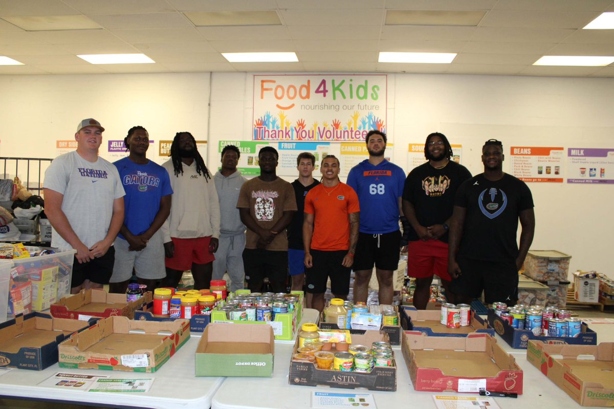 Making a difference at Food4Kids ✅  We're working with them to ensure every child can enjoy a nourishing meal. Such an honor to help! Ready to step off the bench and tackle hunger with us? Donate now food4kidsfl.org/donate/ <a href="/Fl_Victorious/">Florida Victorious</a> #FVFoundation