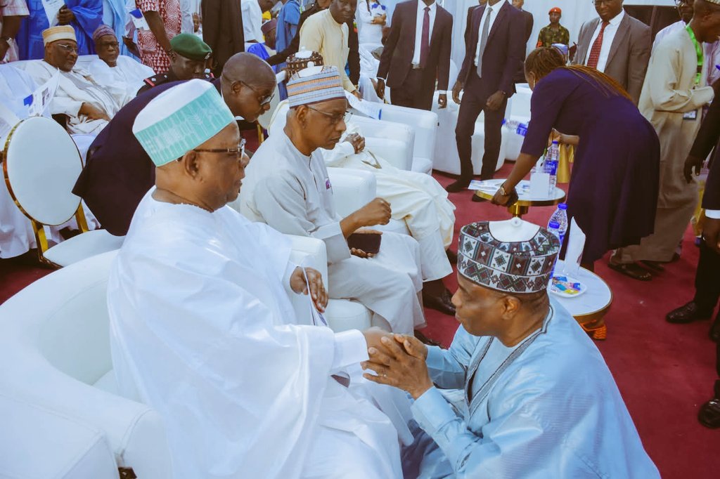 AWTambuwal's tweet image. This afternoon, I was privileged to attend the public presentation of “Being True to Myself”, an evocative memoir by my elder brother, His Excellency Sule Lamido, former Governor of Jigawa State.
The event, held at the NAF Centre in Abuja, brought together elder statesmen,…