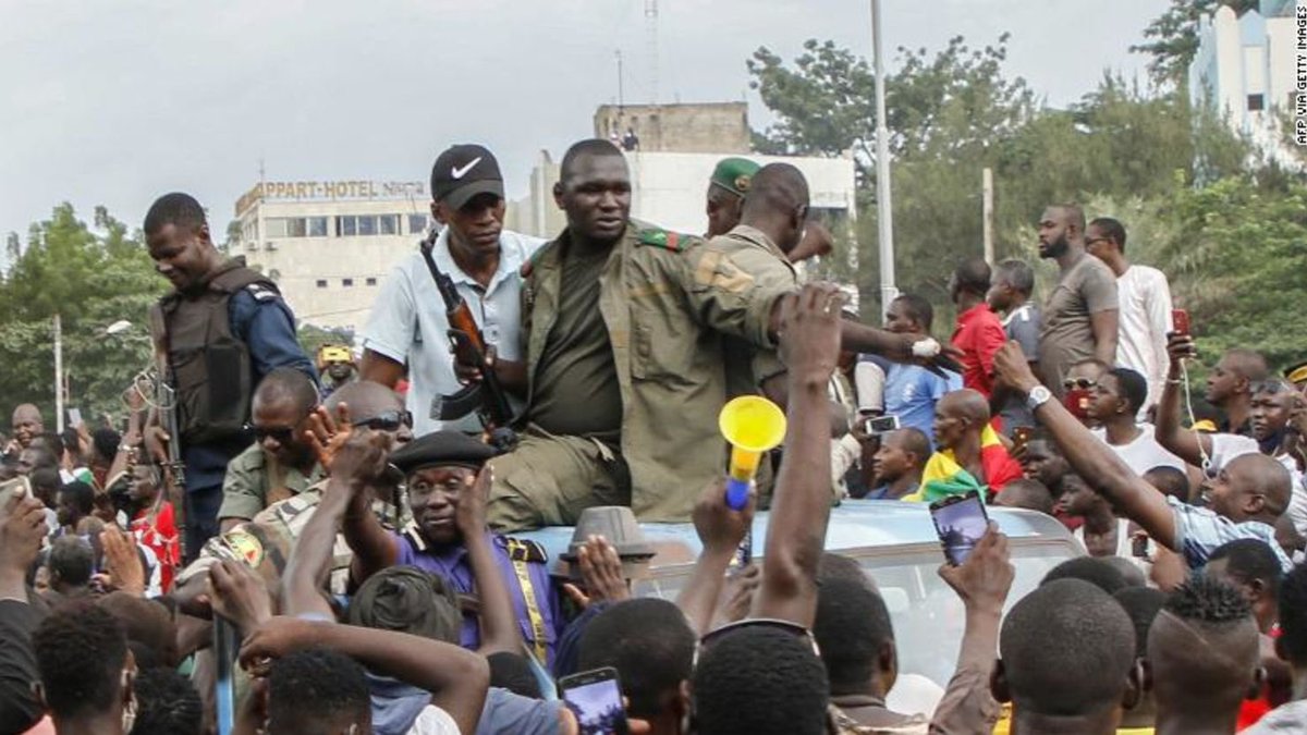 Golpe militar en Malí.
La junta militar de Malí, liderada por el coronel Assimi Goïta, ha disuelto todos los partidos políticos del país, consolidando su poder absoluto. Esta medida sigue a protestas masivas que exigían elecciones democráticas y se justifica por el régimen como