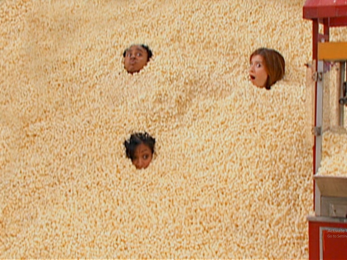 Today marks the 20th anniversary of the #ThatsSoRaven episode "Mind Your Business", written by Dennis Rinsler and directed by Eric Dean Seaton.
Raven and Friends are devoted to win a competition of newly joint club which if won would prize them a Super Shopping Spree at the mall.