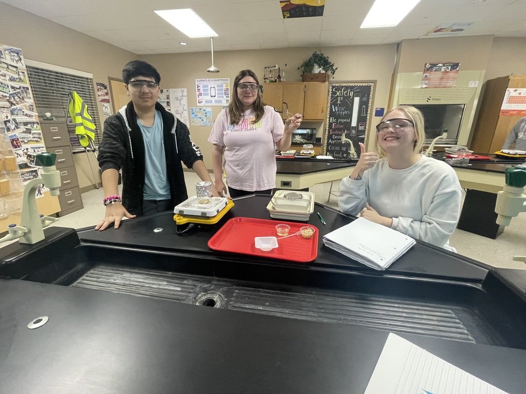 EHSGoCats's tweet image. Advanced Chemistry is POPPIN'! Students conducted an end-of-semester lab comparing the percent of water content in white kernels versus yellow kernels.