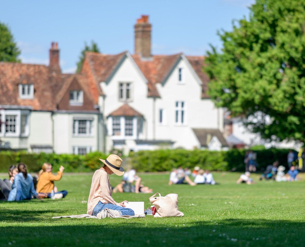 Sunday afternoon. The Cathedral Close <a href="/SalisburyCath/">Salisbury Cathedral</a>