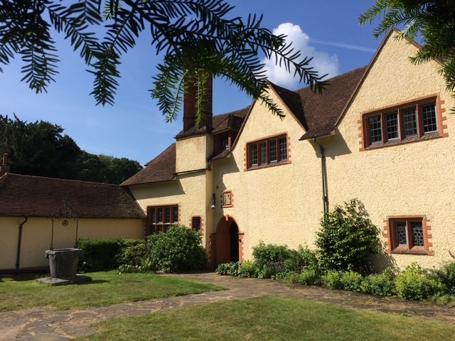 Join us on 8th June for a very special day devoted to Lutyens, Flockhart, Waterhouse and Voysey as we visit 'Goddards', a special house, on Abinger Common, in the glorious Surrey Hills National Landscape. 🧵
📷by our Lutyens Trust guide, Paul Waite  
#heritage