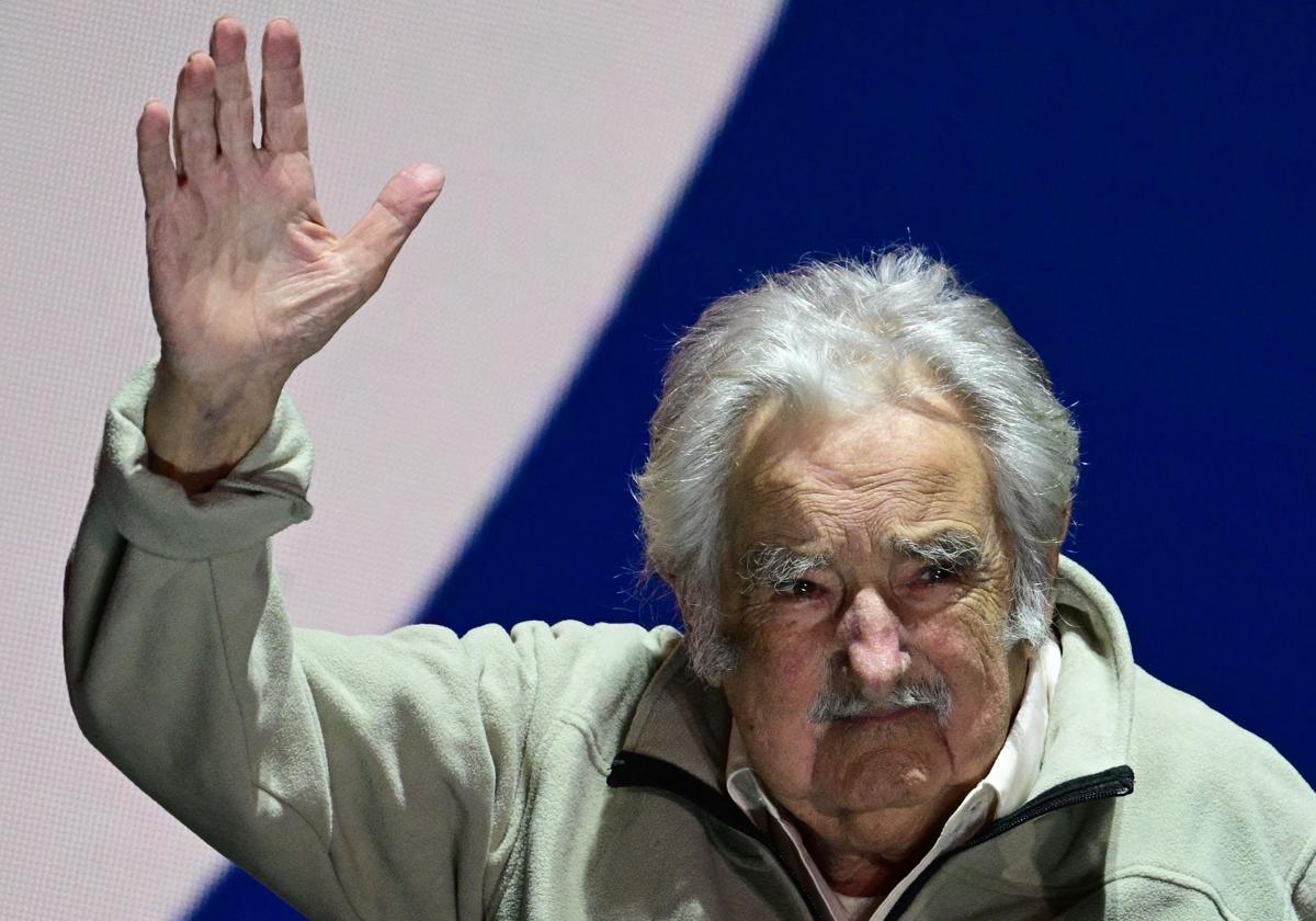 El mundo era mejor por personas como Pepe Mujica. Encarnaba los valores de la buena política. 
Se va un referente, un dirigente, un líder pero sobre todo, una persona buena.
Ojalá fueran eternos, ojalá más Mujicas y menos Abascales, Melonis, Orbans o Trumps...
Hasta siempre!