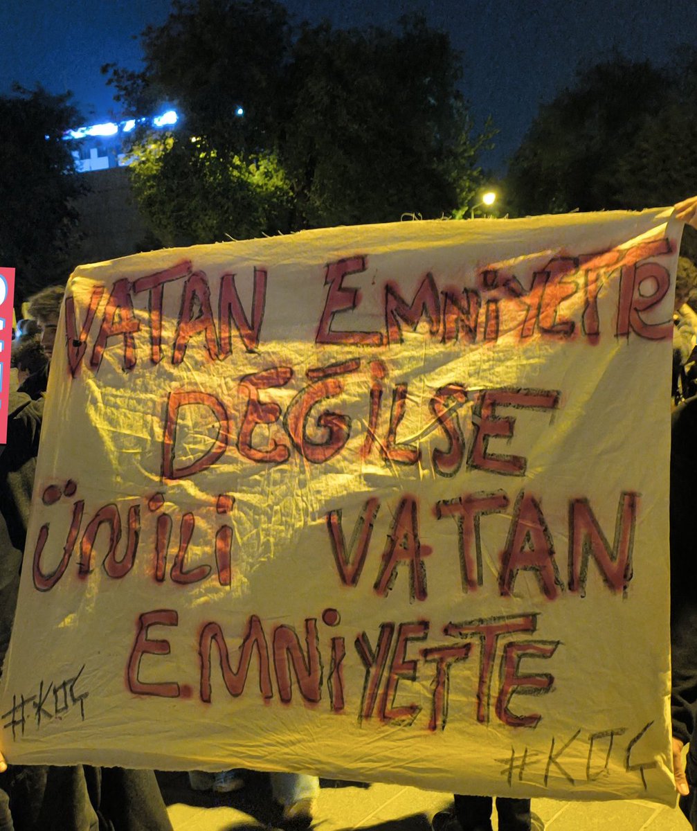 Koç Üniversitesi öğrencileri, gözaltına alınan Boğaziçili öğrencilere destek olmak için Vatan Emniyet önüne geldi.