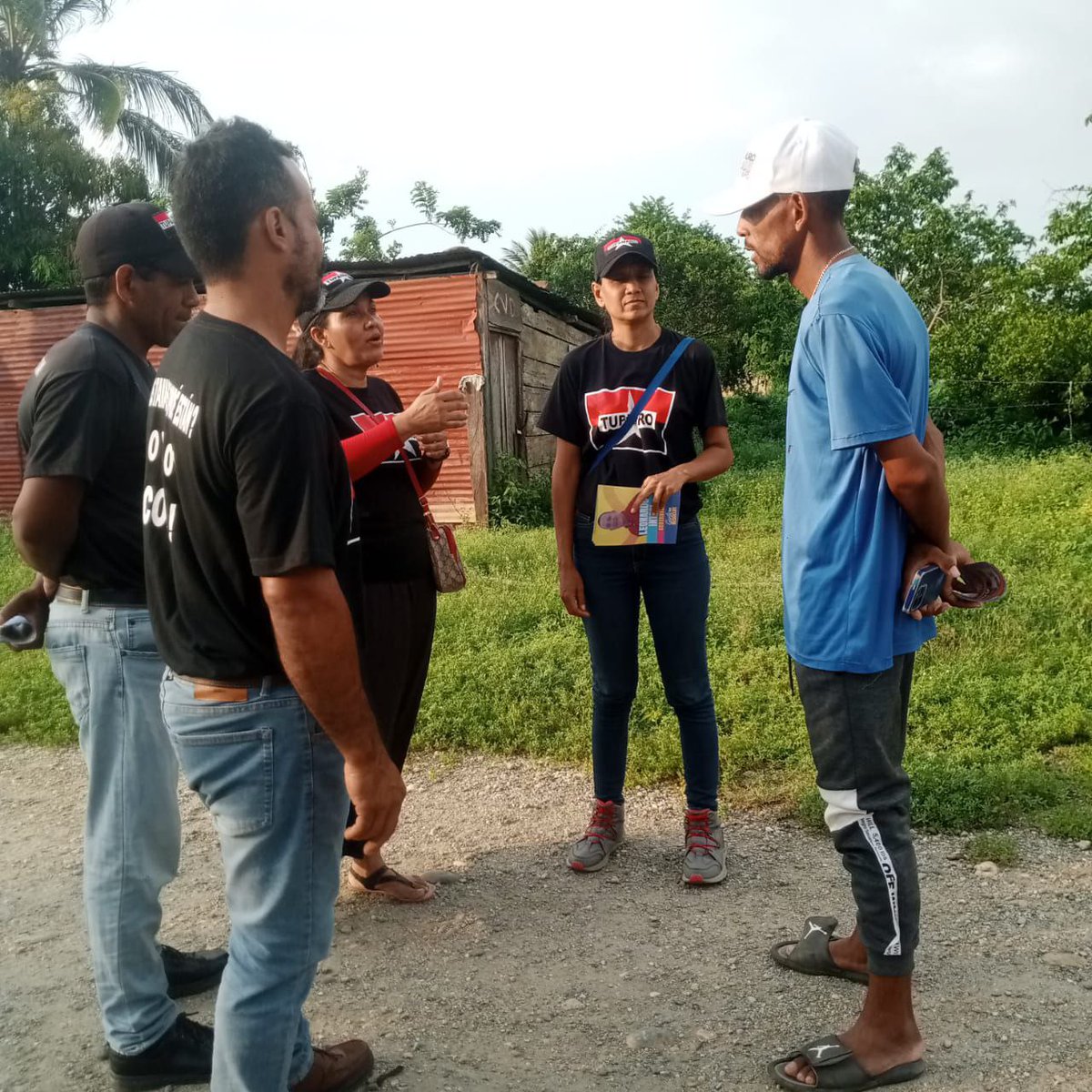 📌 Militancia TUPAMARO del municipio Bolivar estado <a href="/YARA_Tupamaro/">Tupamaro Yaracuy</a> realizó casa por casa en el Km 58 incentivando a salir a votar este próximo #25May.

"El voto es la expresión más alta de la democracia y la soberanía popular."
Hugo Chávez ⭐ 

ＶＯＴＡ ＴＵＰＡＭＡＲＯ 🔴 ⚫ 🗳️
