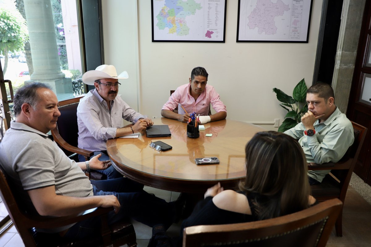 CDE PRI Guanajuato (@prigto) on Twitter photo La pdta del <a href="/PRIGTO/">CDE PRI Guanajuato</a> <a href="/RuthTiscareno/">Ruth Tiscareño</a> en reunión con secretarios <a href="/Bony_Rguez/">Bony Rodriguez</a> <a href="/carlos_a_lira/">Carlos A. Lira</a> <a href="/araujo_betanzos/">Angel Araujo</a> y Cruz Rangel.
Informes y planeación de las acciones que se realizarán en breve. #PRI #PRIresuelve La pdta del <a href="/PRIGTO/">CDE PRI Guanajuato</a> <a href="/RuthTiscareno/">Ruth Tiscareño</a> en reunión con secretarios <a href="/Bony_Rguez/">Bony Rodriguez</a> <a href="/carlos_a_lira/">Carlos A. Lira</a> <a href="/araujo_betanzos/">Angel Araujo</a> y Cruz Rangel.
Informes y planeación de las acciones que se realizarán en breve. #PRI #PRIresuelve