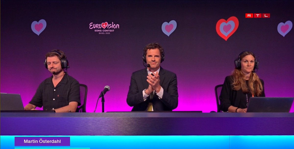 hasMOresigned's tweet image. Clapping at himself 'cos nobody el else would