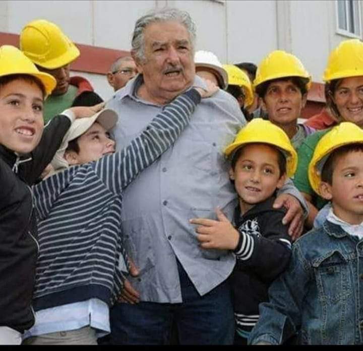 “Pertenezco a una generación que quiso cambiar el mundo, fui aplastado, derrotado, pulverizado, pero sigo soñando que vale la pena luchar para que la gente pueda vivir un poco mejor y con un mayor sentido de la igualdad". José “Pepe” Mujica.
Qué la tierra te sea leve Viejo.