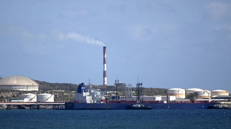 KShevchenkoReal's tweet image. 🚨 Russia's export crash in 2025! 📉 Oil prices tank, with Urals dropping to $54.8/barrel, slashing exports by 6.8% to 94.9B. Trade surplus shrinks 17.8% as Asia &amp;amp; Europe buy less.🛢️💸 #RussiaEconomy #OilPrice #Sanctions
[The Moscow Times]