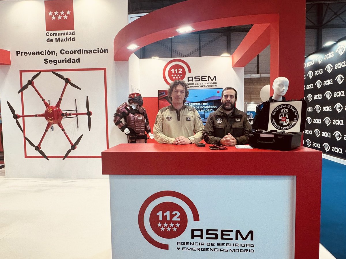112cmadrid's tweet photo. 📸 Hoy ha tenido lugar la segunda jornada de @FEINDEF_ en @IFEMA.

Los #AgentesForestalesCM y el #GED (Grupo Especial de Drones) de los #BomberosCM, han estado presentes en representación de #ASEM112.

#FEINDEF25 https://t.co/50fhRk1llz