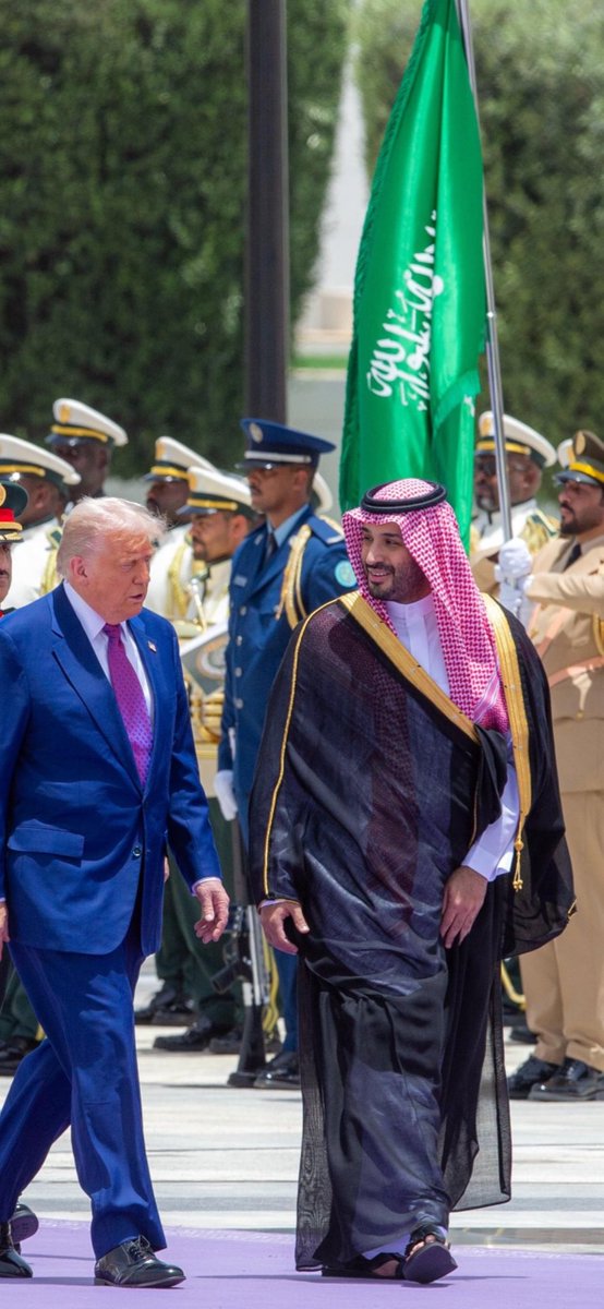 imo7ii's tweet image. - قائد العرب 
- قائد الشرق الأوسط 
- قائد المسلمين 💚🇸🇦
الله يحفظك ويطول بعمرك سيدي. 
#ترامب_في_السعودية