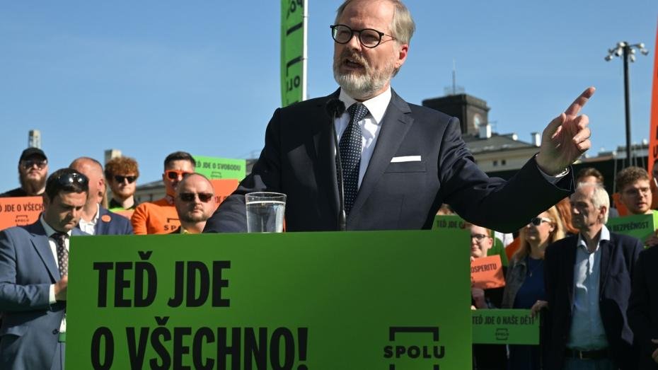 Za obhajobou volebního triumfu vyrazila v úterý koalice Spolu (ODS, KDU-ČSL, TOP 09). Voliče chce přesvědčit heslem Teď jde o všechno. Lídři uskupení v čele s premiérem a šéfem ODS Petrem Fialou vyrazí za lidmi na „největší politickou roadshow“.

publico.cz/politika/spolu…