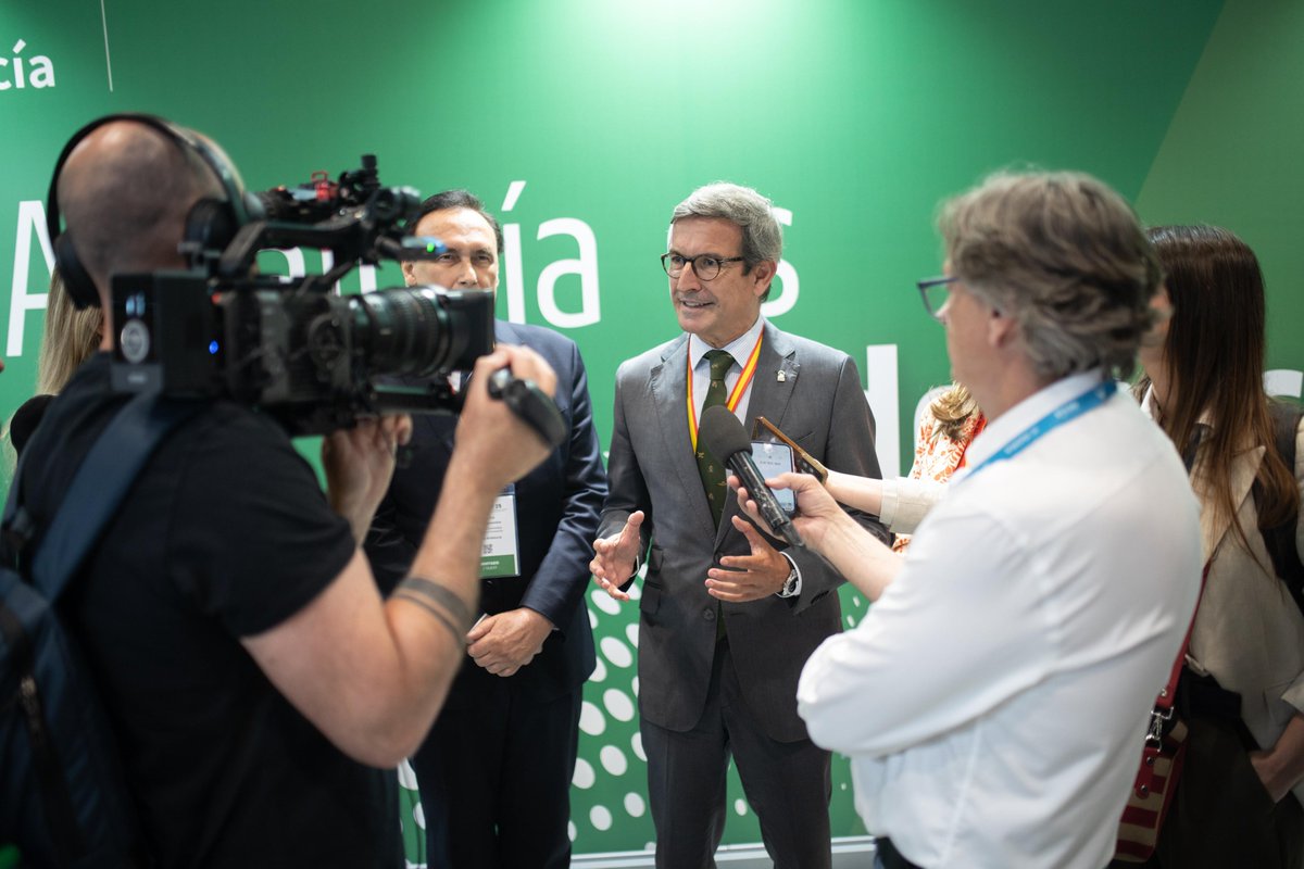 Consejería de Industria, Energía y Minas (@industriaand) on Twitter photo 🤝 El consejero Jorge <a href="/ParadelaJSr/">Jorge Paradela</a> ha destacado en la presentación en <a href="/FEINDEF_/">FEINDEF</a> del Hub de Defensa impulsado por <a href="/FEDEME_/">FEDEME</a> junto a <a href="/MC_CastilloMena/">Mª Carmen Castillo Mena</a> y <a href="/GoVillamandos/">José Carlos Gómez Villamandos</a> que "son tiempos de colaboración, dado el enorme tamaño de los retos que afronta esta industria en #Europa" 🤝 El consejero Jorge <a href="/ParadelaJSr/">Jorge Paradela</a> ha destacado en la presentación en <a href="/FEINDEF_/">FEINDEF</a> del Hub de Defensa impulsado por <a href="/FEDEME_/">FEDEME</a> junto a <a href="/MC_CastilloMena/">Mª Carmen Castillo Mena</a> y <a href="/GoVillamandos/">José Carlos Gómez Villamandos</a> que "son tiempos de colaboración, dado el enorme tamaño de los retos que afronta esta industria en #Europa"