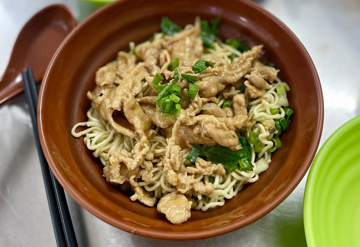 汕頭の梅園という団地の一角に私が最近気になっていた梅州の醃面（腌麵）のお店があった。潮汕は潮州人の本拠地だけどこの辺伯公廟もあり梅州の客家ルーツの方と多く住んでいるようだ。葱油と麺と豚肉の腌具合が混ざる事でシンプルだけど癖になる味。こんなに早く梅州の腌面が食べられるとは！