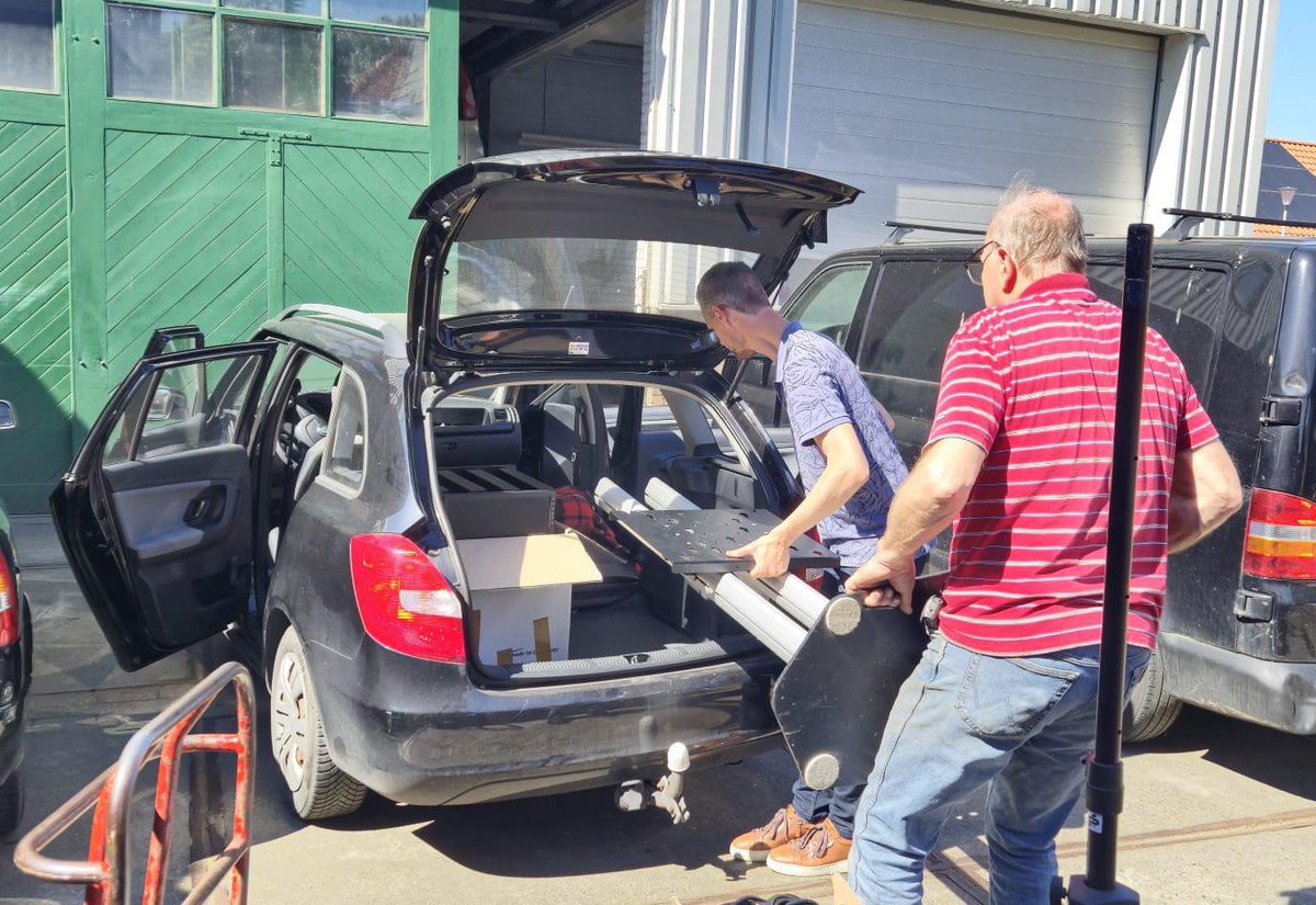 Vandaag zijn we bij Stichting Hand geweest. We hebben voor ons kantoor in Bodegraven 10 nieuwe computerschermen gekregen en hebben voor op onze promotiestand op opwekking twee tv schermen te leen/gekregen! 
Super bedankt!