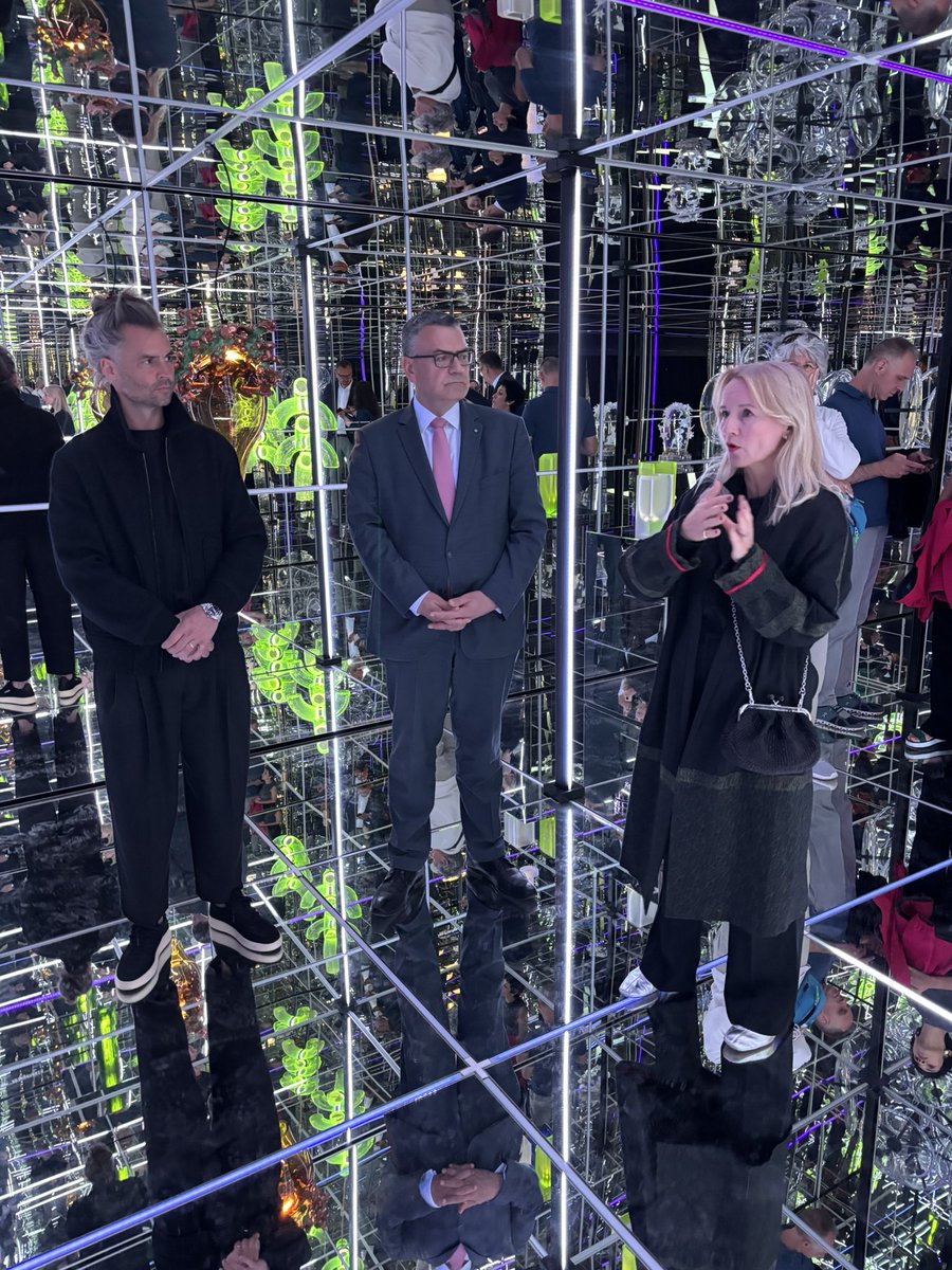 Design verbindet – über Grenzen hinweg! Im Rahmen der Munich Creative Business Week bringt „Designblok Cosmos“ zehn herausragende tschechische Glasdesignerinnen und -Designer nach München. Ihre Werke sind mehr als Kunst – sie sind ein Statement:
Kreativität kennt keine Grenzen.